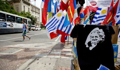 Venda de camisetas com o rosto de Mujica em Montevidéu.