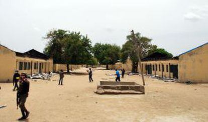 Policiais na escola de Chibok assaltada em 14 de abril por Boko Haram.
