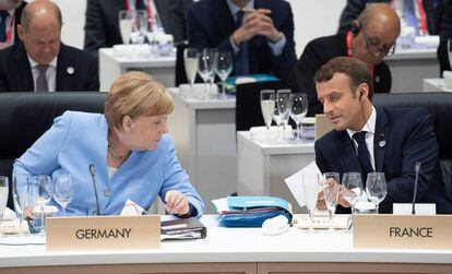 A chanceler alemã, Angela Merkel, e o presidente francês, Emmanuel Macron, hoje em Osaka na cúpula do G20.