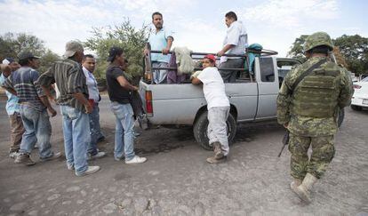 Membros do Exército mexicano inspecionam veículos na estrada que liga Apatzingán a Aguililla (Michoacán) dia 24 de janeiro.