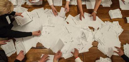 O autodenominado comitê eleitoral conta votos em Donetsk.