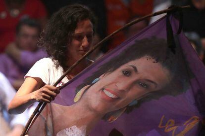 Monica Tereza Benicio, esposa de Marielle, segura uma bandeira com a foto da vereadora, durante um ato no dia 2 de abril. 