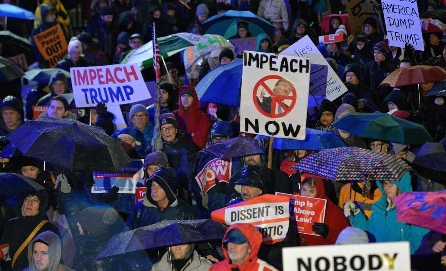 Um protesto a favor do impeachment de Donald Trump, em Boston, nesta terça-feira.