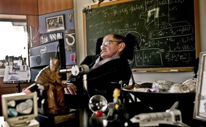 Stephen Hawking em seu escritório da Universidade de Cambridge, em 2011.
