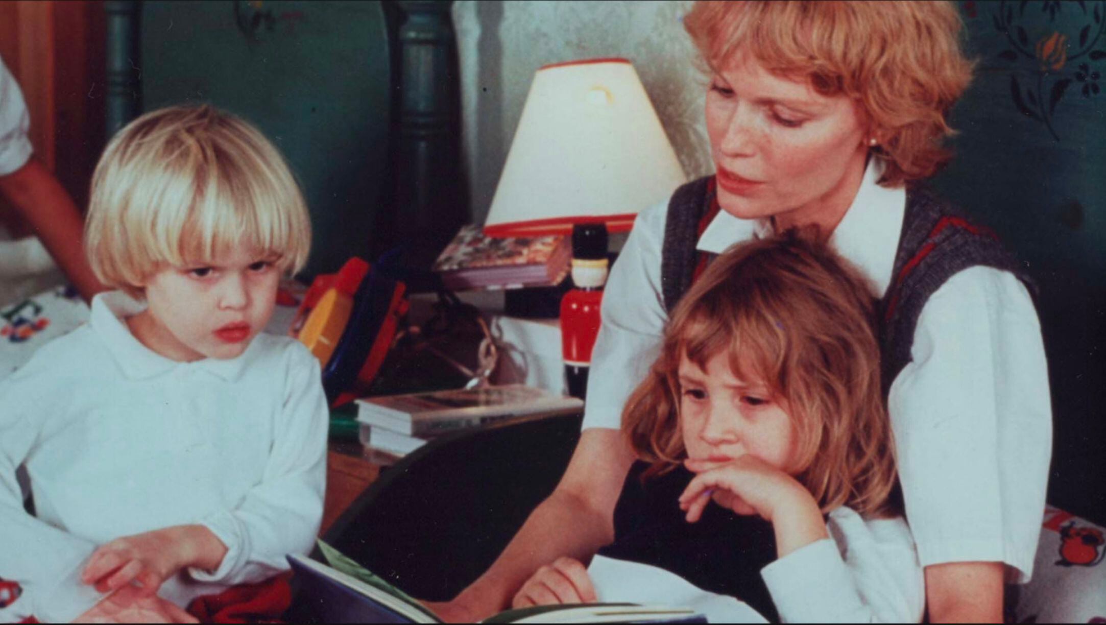 Mia Farrow, com seus filhos Ronan (esquerda) e Dylan, em cena do documentário 'Allen v. Farrow'.