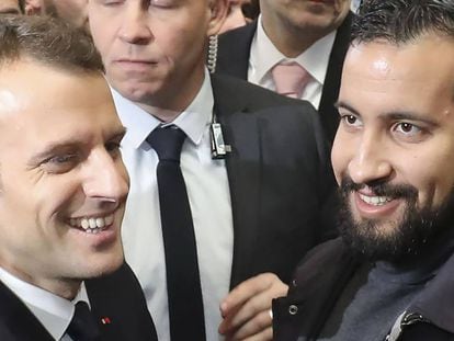 Alexandre Benalla (à direita) ao lado do presidente Macron em fevereiro.