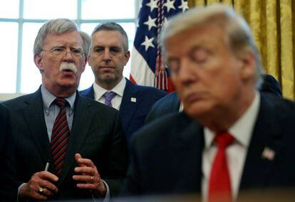John Bolton, à esquerda, com o presidente Trump.