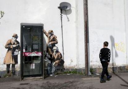 Spy Booth, obra de Banksy em Cheltenham, Inglaterra.