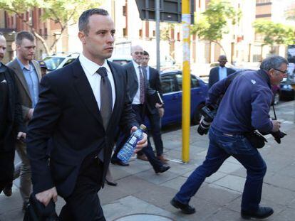 Oscar Pistorius sai da corte suprema de Pretoria, em 14 de maio de 2014.