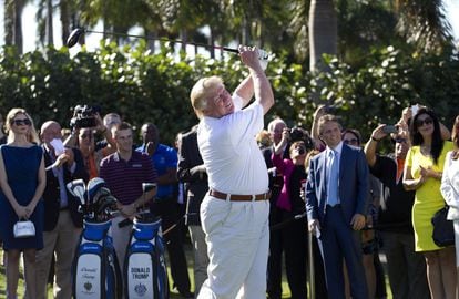 Donald Trump joga golfe em um campo de Doral, na Flórida, em uma imagem de arquivo.