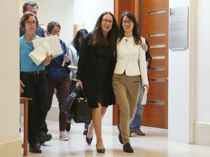 Ellen Pao, à direita, na saída do julgamento.