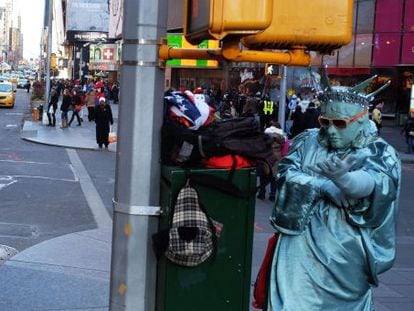 Homem vestido de Est&aacute;tua da Liberdade na Times Square, em Nova York.