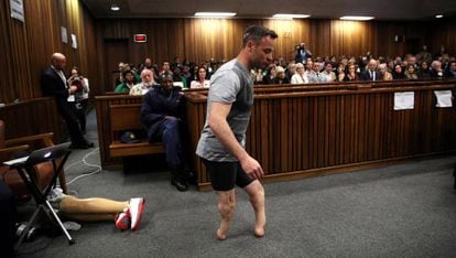 Durante seu julgamento, o atleta retirou as suas próteses para mostrar aos jurados como teria caminhado sem elas na noite da morte de Reeva Steenkamp.