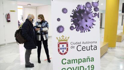 O secretário de Saúde da cidade espanhola de Ceuta, Javier Guerrero, e a diretora-geral de Saúde, Rebeca Benarroch, vacinados contra a covid-19 antes da hora.