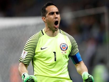 Claudio Bravo celebra defesas que classificaram o Chile.