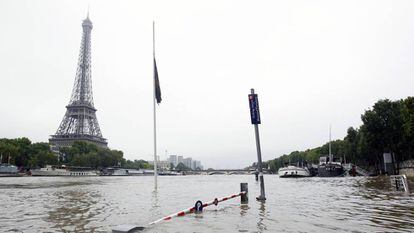O rio Sena, em sua passagem pela região próxima à Torre Eiffel.