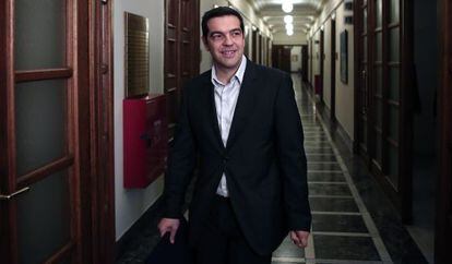 Tsipras chega para a reunião ministerial de sábado em Atenas.