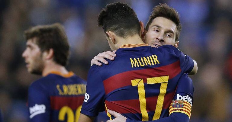 Messi e Munir se abraçam após o primeiro gol.