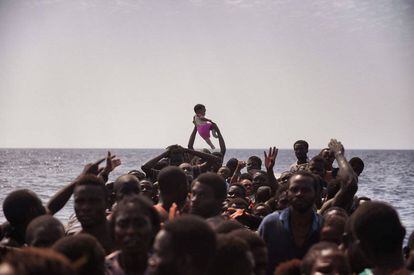 Migrantes chegam a 12 milhas náuticas da costa de Líbia, o 4 de outubro.