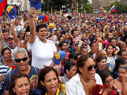 Opositores a Maduro durante a declaração de Guaidó como presidente interino da Venezuela.