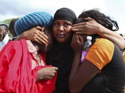 Estudantes resgatadas no quartel de Garissa (Quênia), um dia depois do atentado islâmico contra a universidade local.