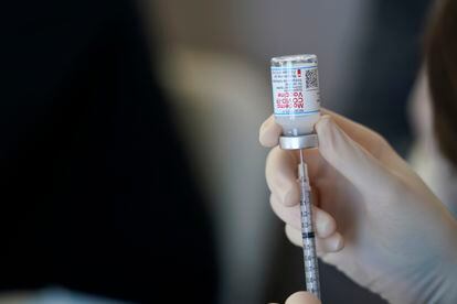 Profissional sanitário prepara uma dose da vacina do laboratório Moderna contra a covid-19 na Louisiana, sul dos EUA.