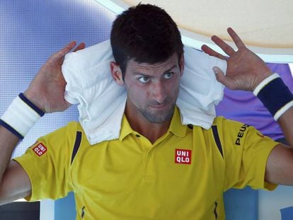 Djokovic se refresca durante um descanso.