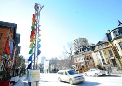 As cores do arco-íris na entrada do The Village, em Church-Wellesley, em Toronto.