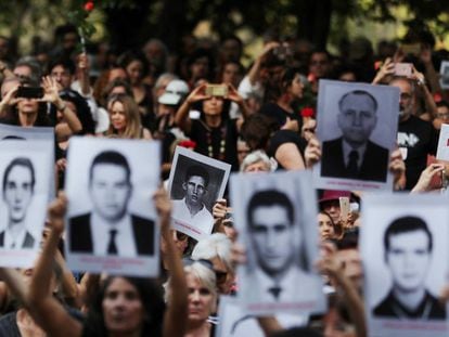 Manifestantes mostram placas com fotos de vítimas da ditadura.