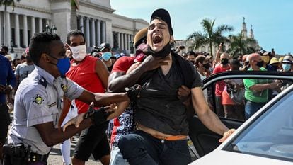 Um homem é detido durante os protestos em Havana, neste domingo, 11 de julho.