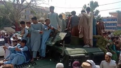 Imagem de um vídeo que mostra os talibãs que tomaram a cidade de Jalalabad neste domingo.