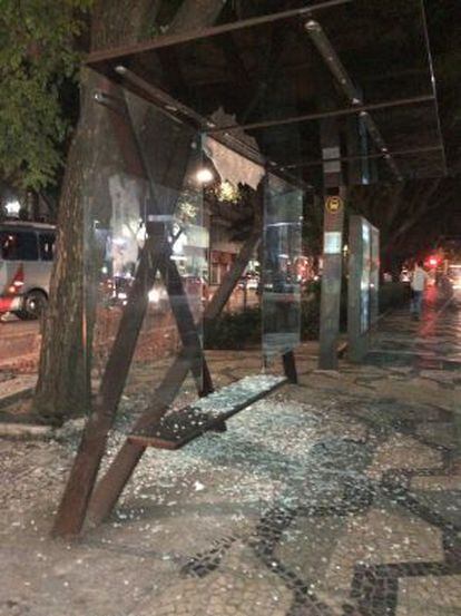 Ponto de ônibus depredado na região da avenida São Luís.