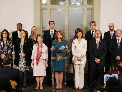 A chanceler do Peru, Cayetana Aljovín, no centro, fala à imprensa na terça-feira ao lado dos ministros das Relações Exteriores do Grupo de Lima.