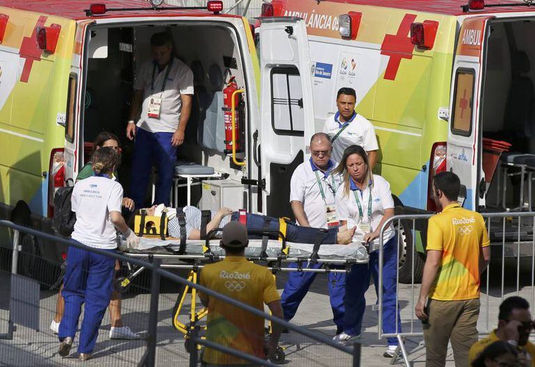 Mulher é levada para o atendimento médico no Parque Olímpico, nesta segunda.