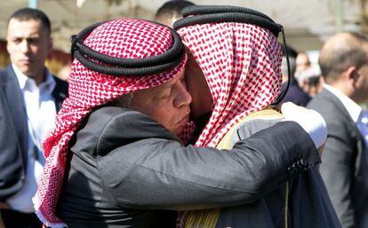 O Rei da Jordânia, Abdullah II (esquerda), abraça o pai do piloto jordaniano assassinado pelo Estado Islâmico.