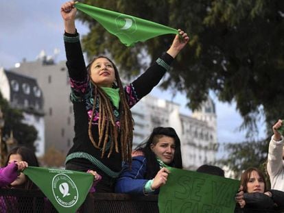 Jovens a favor do aborto legal diante do Congresso argentino