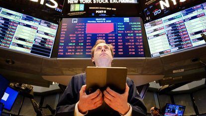 Um operador trabalha na segunda-feira na Bolsa de Wall Street, em Nova York (Estados Unidos).