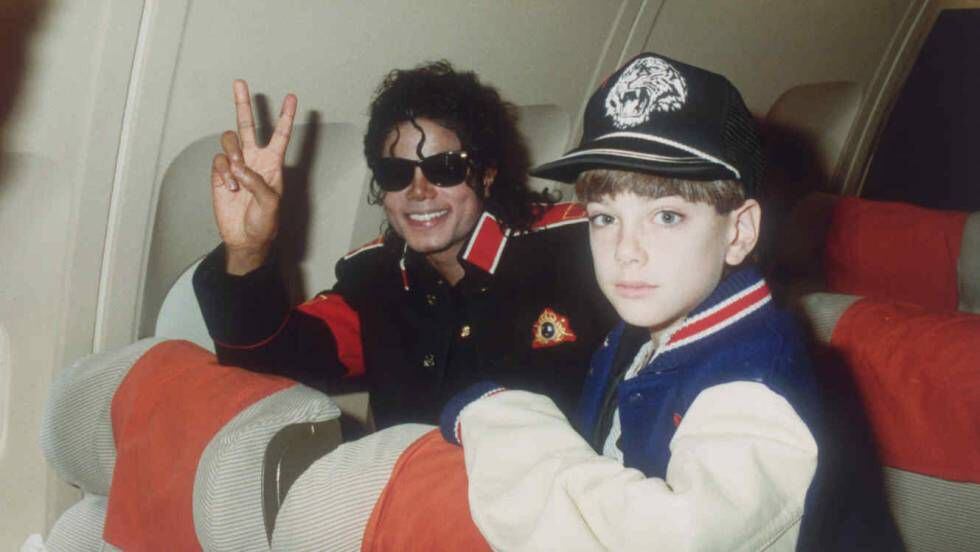 Michael Jackson com Jimmy Safechuck em seu avião em 1988.