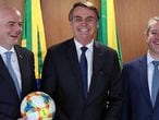 Bolsonaro recebe os presidentes da FIFA e da CBF no Palácio do Planalto.