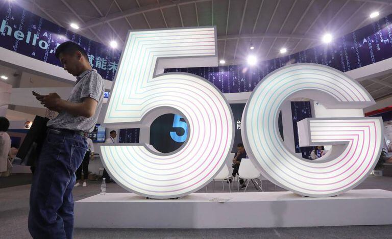 Um homem utiliza um celular em uma feira tecnológica na China