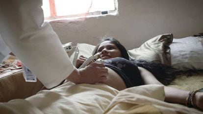 Uma médica do programa Médico na Sua Casa atende uma grávida de 15 anos em Xochimilco.