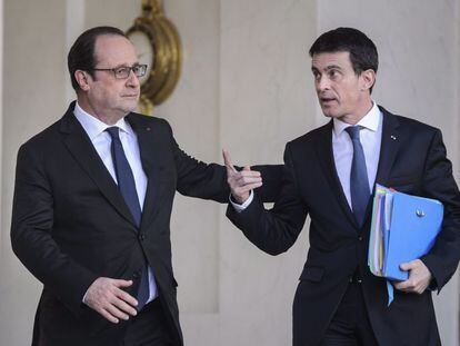 O presidente francês, François Hollande (esquerda), e o primeiro-ministro, Manuel Valls, após reunião do Conselho de Ministros, em Paris.