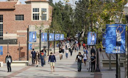 Alunos no campus da Universidade da Califórnia, em Los Angeles.