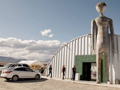 Visitantes na entra do Centro de Investigação de Alienígenas de Hiko (Nevada).