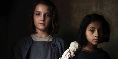 As atrizes Elisa Del Genio (Elena) e Ludovica Nasti (Lila), na foto divulgada pela HBO.