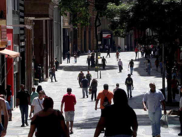 AME547. SAO PAULO (BRASIL), 06/04/2020.- Personas caminan este lunes en el centro de la ciudad de Sao Paulo (Brasil). El gobernador del estado de Sao Paulo, Joao Doria, prorrogó hasta el próximo 22 de abril la cuarentena decretada hace dos semanas, y recalcó que ningún tipo de aglomeración será permitida en sus 645 municipios. EFE/Fernando Bizerra Jr