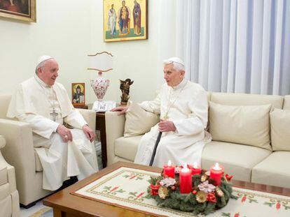 Bento XVI e Francisco juntos no mosteiro no Vaticano.