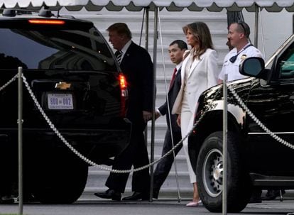 Donald Trump e sua mulher, Melania, saindo da Casa Branca no sábado.