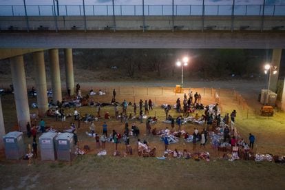 Famílias migrantes solicitantes de asilo e menores desacompanhados se refugiam em um centro de processamento improvisado em Granjeno, no Texas, em 12 de março.