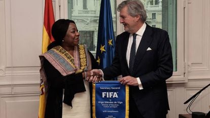 A secretária-geral da FIFA, Fatma Moura, com o ministro da Educação, Cultura e Esportes, Íñigo Méndez de Vigo.